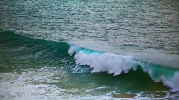 Große Meeresbrandung Die Flachen Riffen Anschwillt Türkisfarbene Wellen Wälzen Sich — Stockvideo