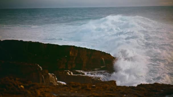 Ondas Costeras Golpeando Piedras Día Tormentoso Potente Océano Rodando Golpeando — Vídeos de Stock