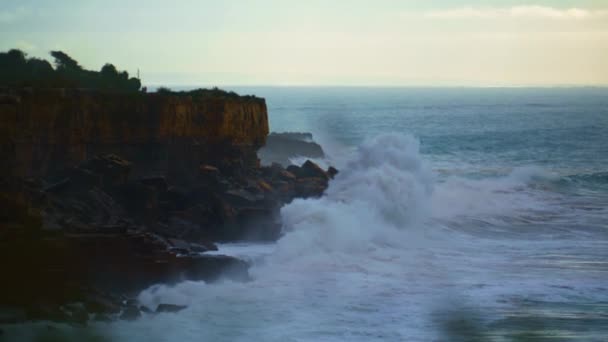 Şok Edici Dalgalar Alacakaranlıkta Kayalık Kıyı Şeridini Vuruyor Fırtınalı Okyanus — Stok video