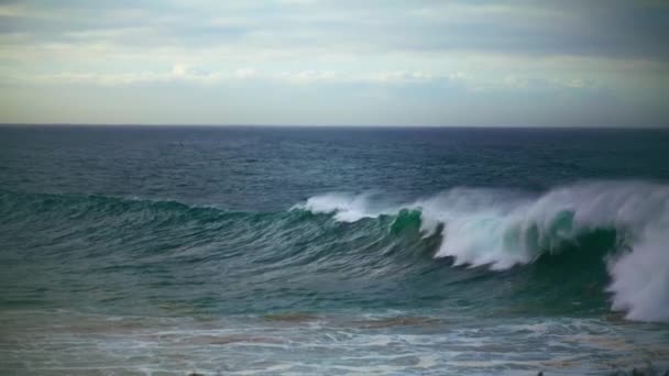 Ondas Grandes Quebrando Visão Drone Surf Oceano Negro Tempestuoso Rolar — Vídeo de Stock