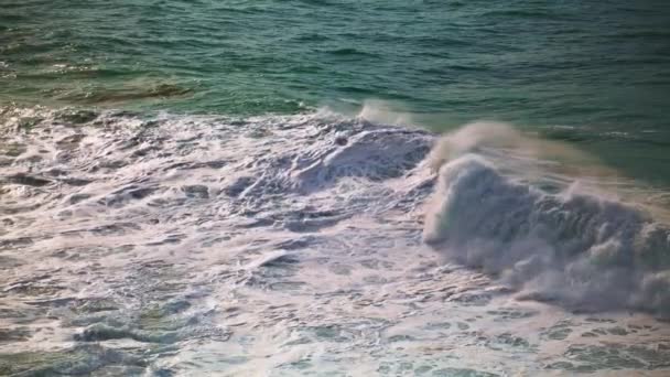 Skummande Surfa Rullande Havet Stranden Solig Dag Stora Vågor Bryter — Stockvideo