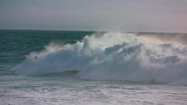 Fırtına Dalgaları Okyanus Yüzeyinde Beyaz Köpük Yapıyor Süper Ağır Çekimde — Stok video