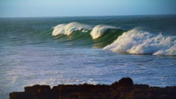 Riesige Ozeanwelle Rollt Zeitlupe Malerisch Schäumendes Meer Das Sonnigen Tagen — Stockvideo
