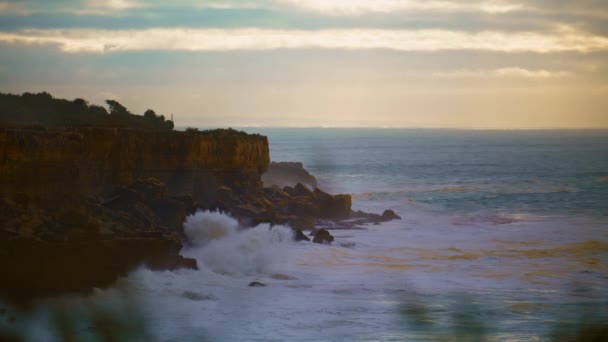 Güzel Okyanus Dalgaları Sabahları Kayalıklara Çarpıyor Bulutlu Gökyüzünde Sakin Deniz — Stok video