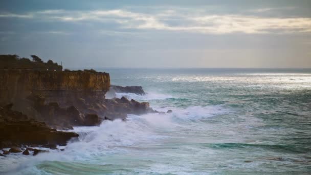 Kasvetli Bir Günde Okyanus Kıyıları Yıkıyor Fırtınalı Deniz Akşamları Kaya — Stok video