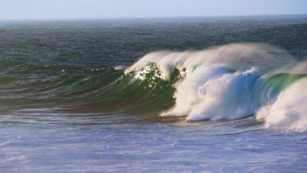 Zeitlupe Brechende Brandung Rollt Auf Die Küste Mächtige Schäumende Wellen — Stockvideo