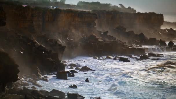 Mar Tormentoso Lavando Costa Rocosa Día Aburrido Olas Espumosas Golpeando — Vídeos de Stock
