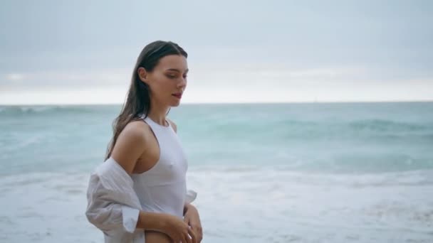 Sakin Rahat Bulutlu Sahilde Yürüyen Beyaz Mayo Giymiş Bir Kadın — Stok video