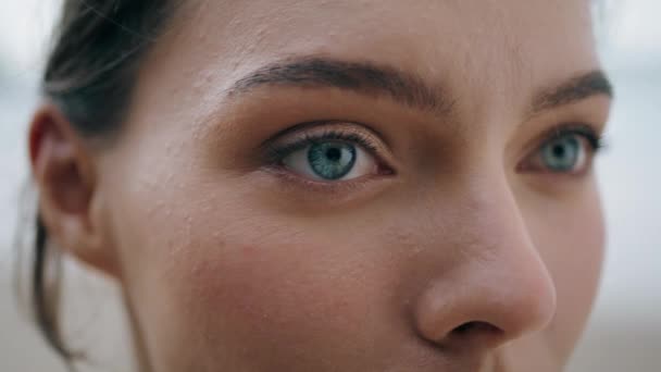 Gröna Ögon Flicka Ansikte Tittar Långt Borta Nära Håll Porträtt — Stockvideo