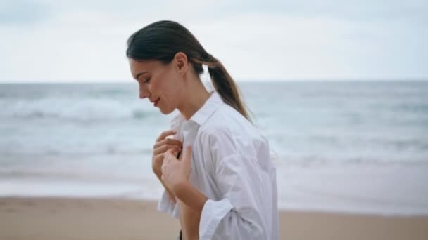 Šťastná Jemná Žena Kráčí Zamračená Pláž Sama Bílé Košili Zblízka — Stock video