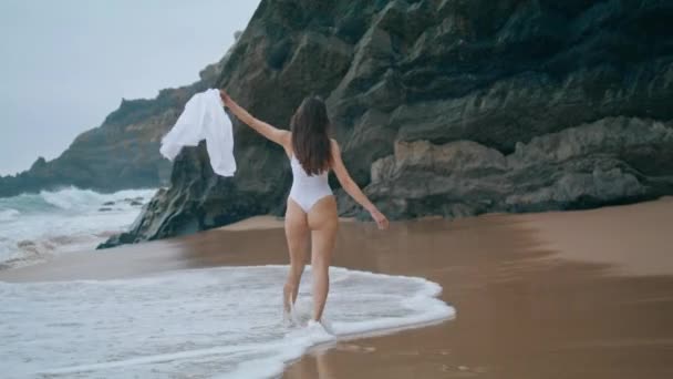 Mulher Feliz Turista Desfrutar Ondas Oceano Férias Verão Praia Nublada — Vídeo de Stock