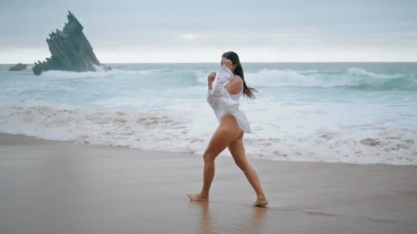 Schöne Mädchen Tritt Auf Nassen Sand Ozean Strand Sexy Weißen — Stockvideo