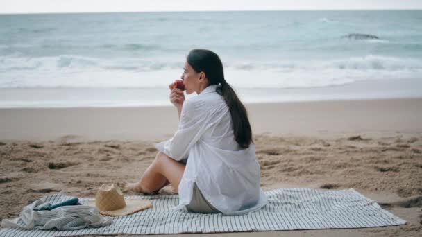 Mujer Joven Tranquila Relajándose Picnic Playa Sentado Manta Solo Chica — Vídeos de Stock