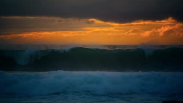 強力な嵐の波が見事な曇りの海の圧延 日の出前に巨大な海の波が水しぶき海岸クラッシュ 夕方には暗い海のバレル海岸線に危険 ゆっくりとした動きで劇的な海洋を呼吸 — ストック動画