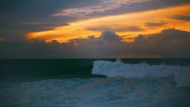 驚くべき曇りのスカイラインで暗い海の圧延夜明け 美しい海の波は 夕方の嵐の前に名声をクラッシュ 浅いサンゴ礁を腫れ見事な夕暮れ波の海岸物々交換 風光明媚なパステルの海の自然 — ストック動画