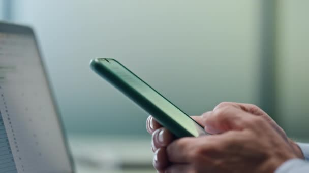 Gerente Dedos Mensagem Texto Smartphone Escritório Closeup Homem Anônimo Navegar — Vídeo de Stock