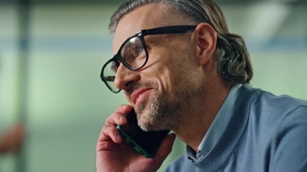 Retrato Sonriente Hombre Negocios Llamando Smartphone Oficina Feliz Empresario Exitoso — Vídeos de Stock