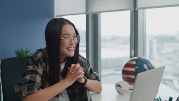Lachende Frau Beim Videoanruf Einer Computerwohnung Großaufnahme Positive Mädchen Reden — Stockvideo
