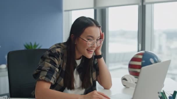 Mujer Feliz Celebrando Lugar Trabajo Computadora Cerca Arrancador Emocional Diciendo — Vídeos de Stock