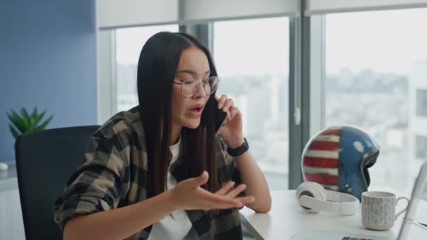 Mulher Negócios Irritada Discutindo Telefone Escritório Close Menina Nervosa Gesticulando — Vídeo de Stock