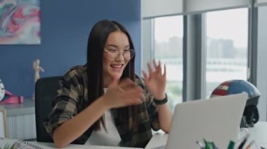 Ofiste bilgisayarlı video görüntülerini karşılayan olumlu bir kadın. Happy Freelancer kendini online bilgisayar röportajında tek başına sunuyor. Sanal ders dairesinde duygusal konuşan gülümseyen öğrenci.