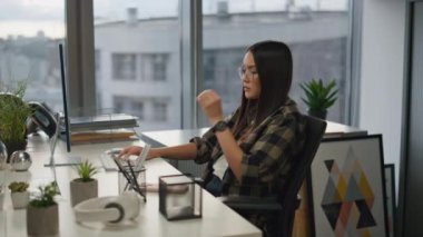 Ofiste klavyeye mesaj atan odaklanmış bir kadın. Çok çalışan metin yazarı, gözlük takıyor, göz masajı yapıyor. Bilgisayarda çalışan bir adam. Yorgun iş ekibinin iş yerinde son teslim tarihi var.