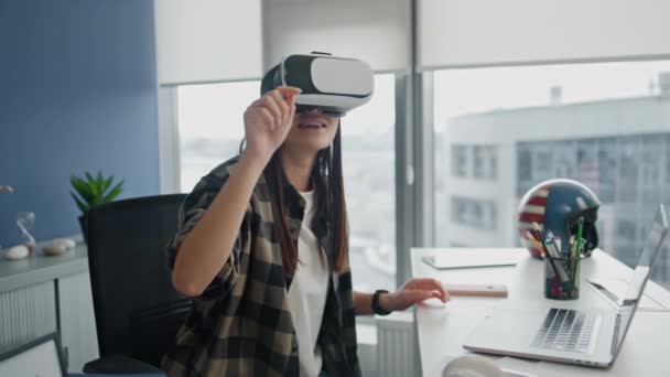 Glückliche Gamer Die Virtual Reality Windows Arbeitsplatz Beobachten Überraschte Frau — Stockvideo