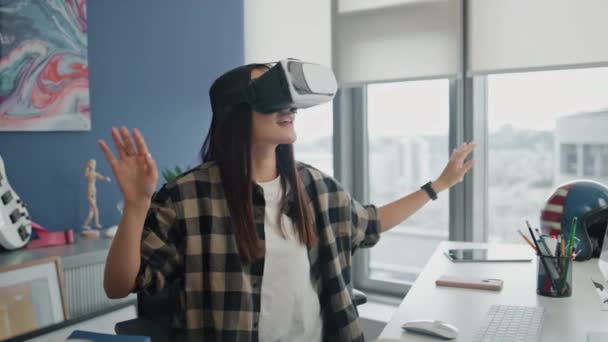 Возбужденный Фрилансер Погружающийся Виртуальную Реальность Современной Квартире Вовлечена Игру Киберпространстве — стоковое видео