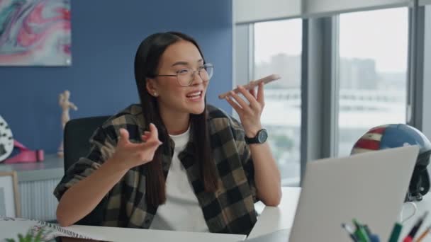 Óculos Mulher Conversando Smartphone Escritório Close Inspirado Asiático Senhora Falando — Vídeo de Stock