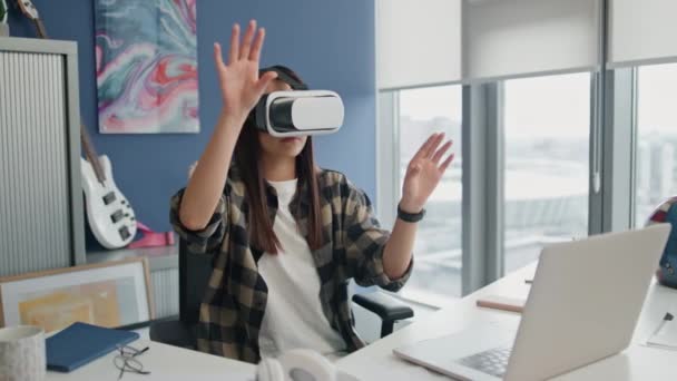 Pozorný Student Vybírá Virtuální Skladby Domácím Pracovišti Digitální Brýle Žena — Stock video