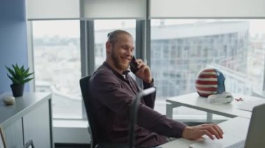 Kapalı mekanda akıllı telefonlardan konuşan gülen öğrenci. Heyecanlı adam dizüstü bilgisayarı kullanarak rahatlıyor. Gülümseyen müdür panoramik pencerelerde telefonla konuşuyor. Neşeli adam arıyor.