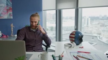 Hipster 'da cep telefonuyla konuşan neşeli bir adam. Yakın plan. Mutlu öğrenci arkadaşıyla cep telefonu kullanıyor. Olumlu adam hoş bir akıllı telefon konuşması yapıyor. Teknoloji ve insanlar kavramı 