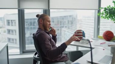 Hareketli girişimci cep telefonuyla ev kamerasında konuşuyor. Pozitif satış elemanı uzaktan mal hizmeti sunuyor. Rahatlamış bir adam telefon konuşmasından hoşlanıyor. Mobil teknoloji profesyonel iletişim konsepti 