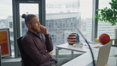 Kendine güvenen bir iş adamı cep telefonunu kapalı yerde konuşuyor. Gezici dinleme cihazını tutan mutlu adam. Laptop masasında başarılı bir tasarımcı konuşma telefonu. İş yerinde iletişim kuran genç yaratıcı