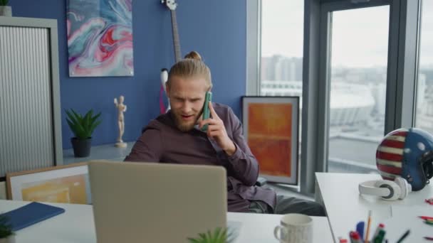 사무실 내부에서 통화하는 긍정적 관리자 점잖은 사업가가 룸에서 이동읽기 노트북으로 — 비디오