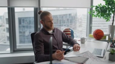 Başarılı adam internette iş yerinde görüntülü sohbet yapıyor. Sanal çağrıda kuşkucu adam ekranı izliyor. Modern serbest yazar evde sohbet ediyor. Yaratıcı ortamda projeyi analiz eden geliştirici