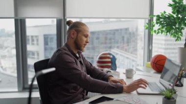Odaklanmış öğrenci ofiste bilgisayarla sanal görüşme yapıyor. Hipster 'ın işyerinde internet öğretmeniyle çalışan ciddi bir adam. Modern apartmanda genç öğretmen video dersi veriyor.