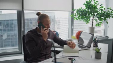 Kapalı mekanda cep telefonuyla konuşan meşgul bir işadamı. Pozitif adam notlar yazıyor. Dinleme cihazı. Laptop masasında konuşan kendine güvenen bir adam. İş yerinde iletişim kuran genç yaratıcı