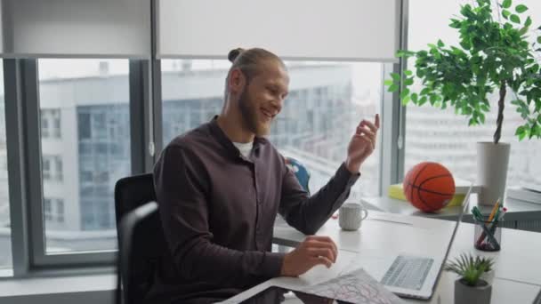 Freelancer Sorrindo Falando Videochamada Computador Close Plano Gesturing Man Speaking — Vídeo de Stock