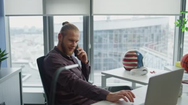 Feliz Hombre Llamando Teléfono Oficina Cerca Gerente Milenario Consultando Cliente — Vídeos de Stock