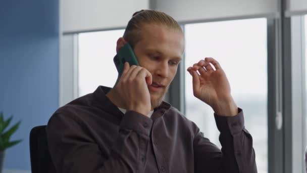 Uzaktan Ofiste Cep Telefonuyla Konuşan Gergin Bir Adam Stresli Acemi — Stok video