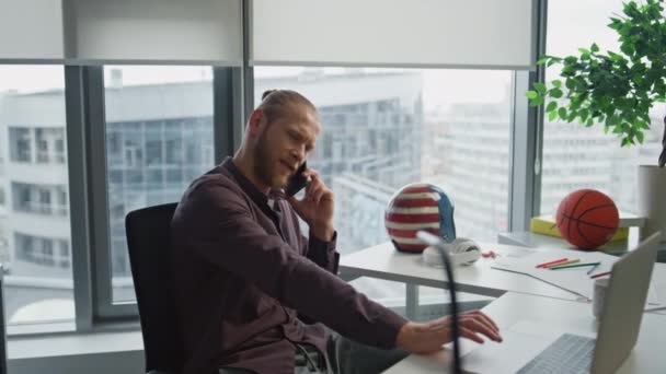 Ofiste Gülümseyen Adamı Konuşması Pozitif Adam Planını Tartışıyor Evde Dizüstü — Stok video