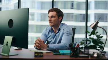 Şaşırmış ofis müdürü bilgisayar ekranında iyi haberler okuduğu için mutlu hissediyor. Gülümseyen neşeli genç işçi yeni bir iş fırsatı yakalıyor. Tatmin olmuş bir adam masasında oturarak iş başarısını kutluyor..