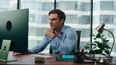 Öfkeli ofis müdürü bilgisayardan kötü haberler okuyor. Modern dolapta çalışıyor. Stresli iş adamı iş hayatına duygusal tepki veriyor ve masaya yumruklarla vuramıyor. Kriz kavramı.