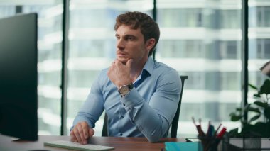 Yorgun bir işçi iş için endişeleniyor. Masa başında şirket ofisini kapatıyorlar. Bilgisayarda finansal sorunları çözmeye çalışan mutsuz yöneticinin portresi. Üzgün çalışan görünümlü bilgisayar ekranı.