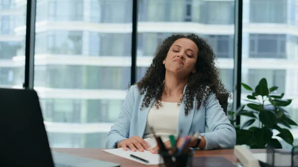 Wütende Geschäftsfrau Die Zerknülltes Papier Warf Enttäuschte Die Arbeitsergebnisse Firmenbüro — Stockfoto