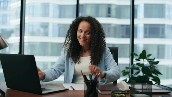 Genç Kadını Laptop Modern Ofis Çalışırken Kendini Başarılı Hissediyor Mutlu — Stok fotoğraf