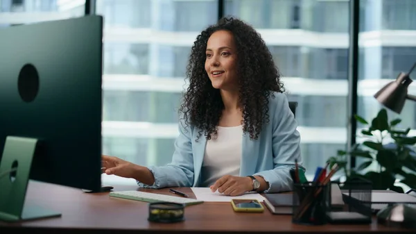 Kadını Bilgisayar Kamerasıyla Ortaklarıyla Çevrimiçi Toplantı Yapıyor Oturma Masasında Konuşan — Stok fotoğraf