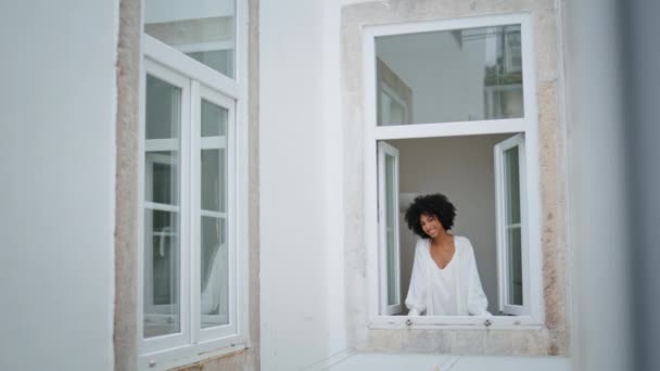 Domowa Dziewczyna Podglądająca Okna Poranku Afrykański Amerykanin Szczęśliwy Kobieta Patrząc — Wideo stockowe