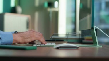 Makro görünüm yönetmeni elleri klavye tuşlarına basıyor. Kapanış adamı parmakları çalışan bilgisayar. Bilgisayar aygıtında isimsiz çalışan mesaj sunumunun Dolly çekimi. Ofiste anahtarlara basan bilinmeyen kişi